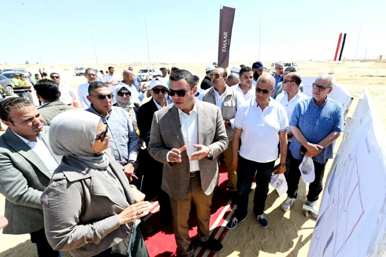 وزير الإسكان يتفقد مشروعات شبكات الطرق والمرافق بتوسعات مدينة الشيخ زايد