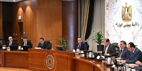 الحكومة : توفير الاعتمادات المالية اللازمة لتغطية شراء الأدوية والمستلزمات الطبية