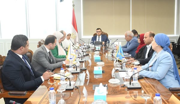 الإسكان تتابع اشتراطات وضوابط ومعايير إعلانات الطرق