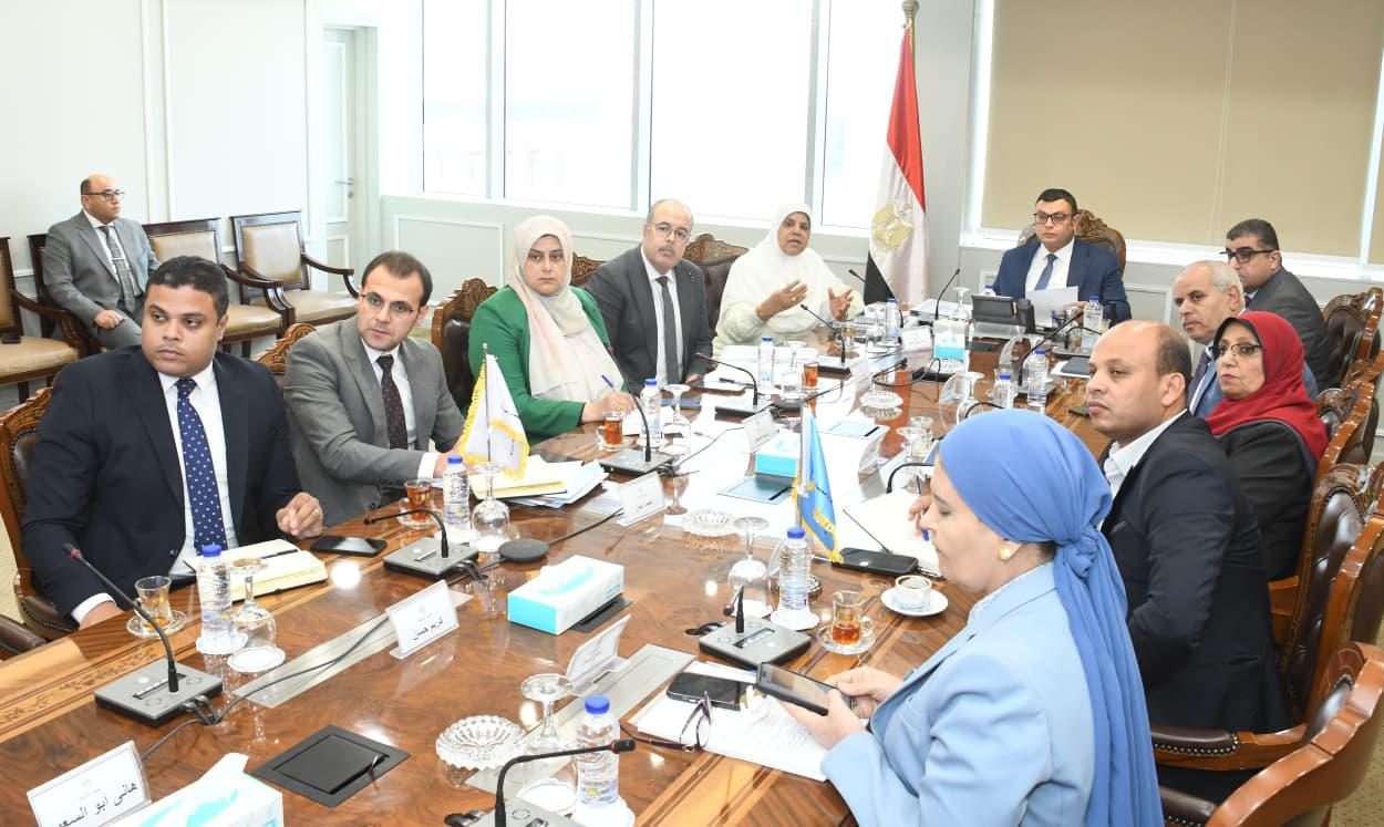 وزير الإسكان يتابع ضوابط ومعايير إعلانات الطرق والمحاور