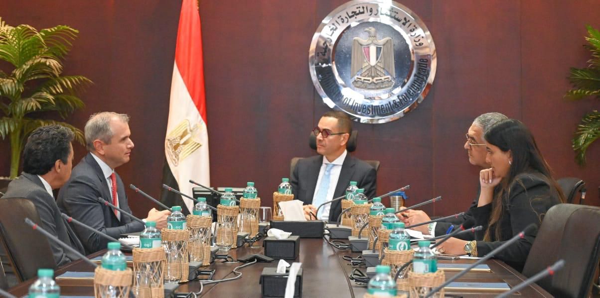 وزير الاستثمار يبحث مع مؤسس الكازار للطاقة فرص التعاون في الطاقة المتجددة