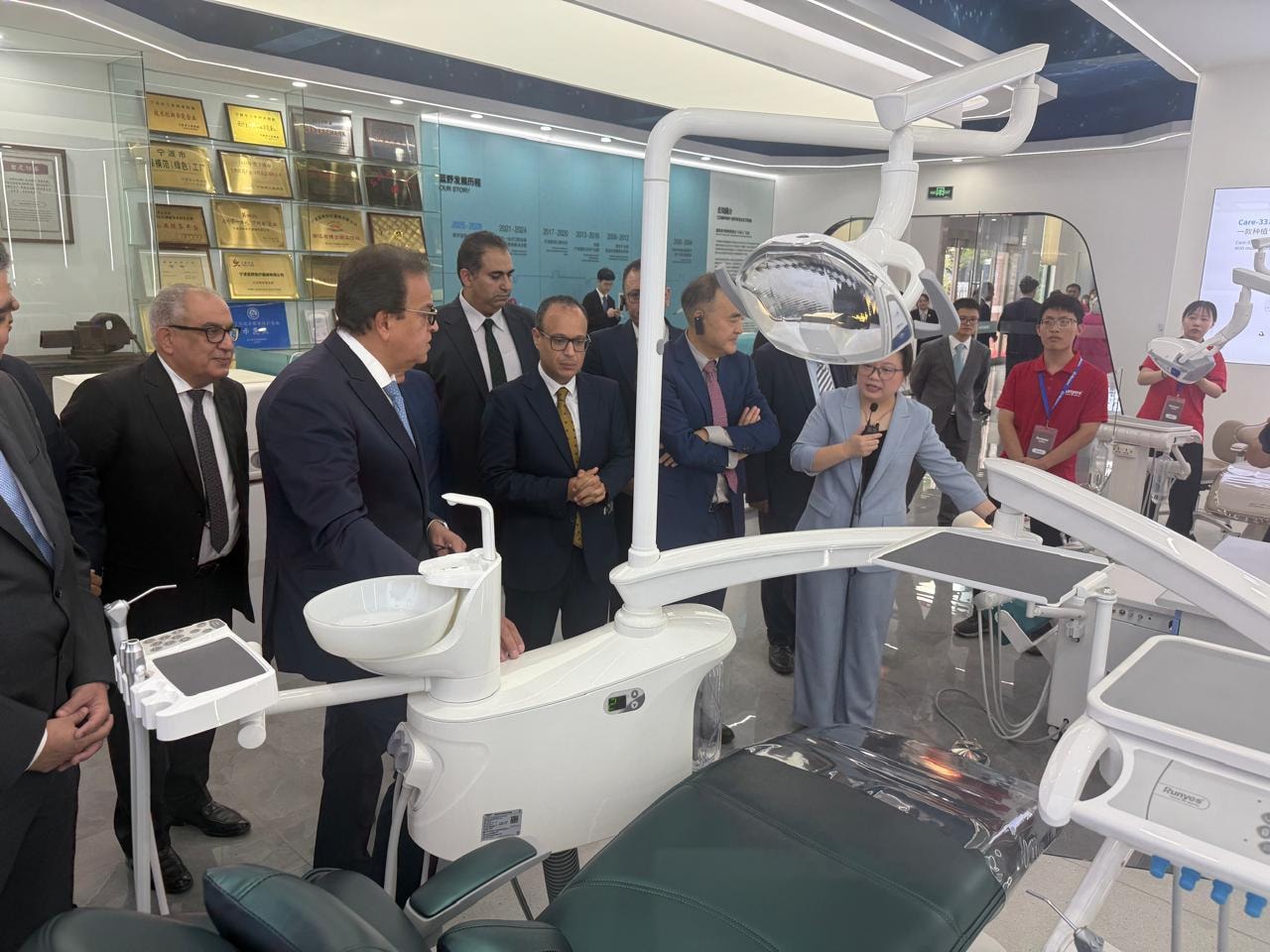 مباحثات بين الصحة ومصنع رونيز الصيني لتوطين صناعة معدات طب الأسنان