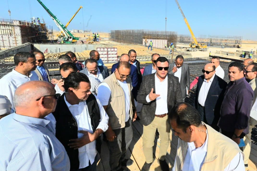 وزير الإسكان يتفقد مشروع إنشاء محطة لتحلية مياه البحر بمدينة العلمين الجديدة