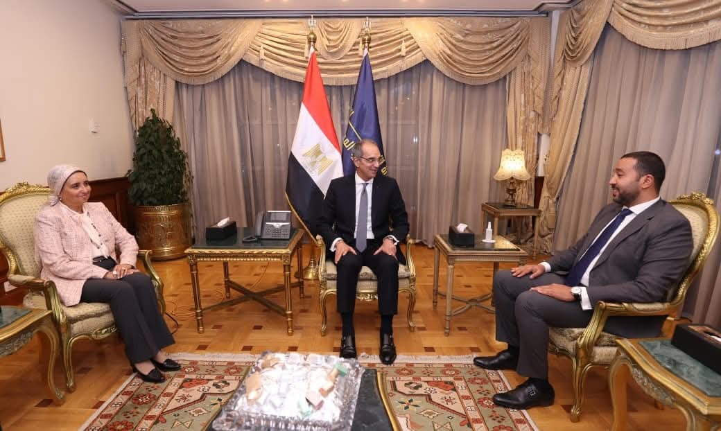 وزير الاتصالات يجتمع مع قيادات الشركة المصرية للاتصالات