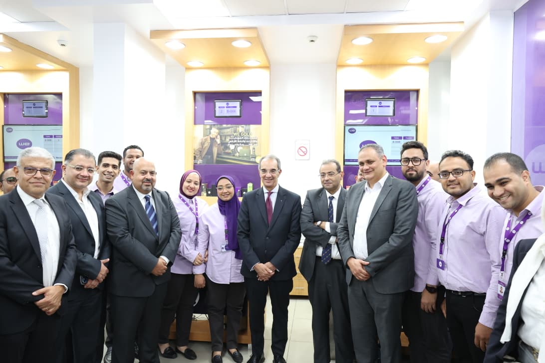 عمرو طلعت يزور مدرسة WE للتكنولوجيا ومركز مبيعات قنا