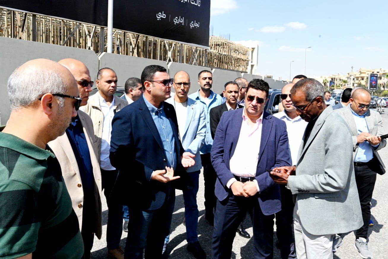 وزير الإسكان يتفقد أعمال تطوير الطرق والمحاور الرئيسية والميادين بمدينة القاهرة الجديدة