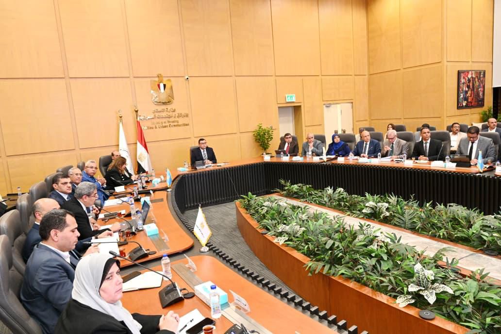 وزير الإسكان يعقد اجتماعا لمتابعة المشروعات السكنية بعددٍ من المدن والمحافظات