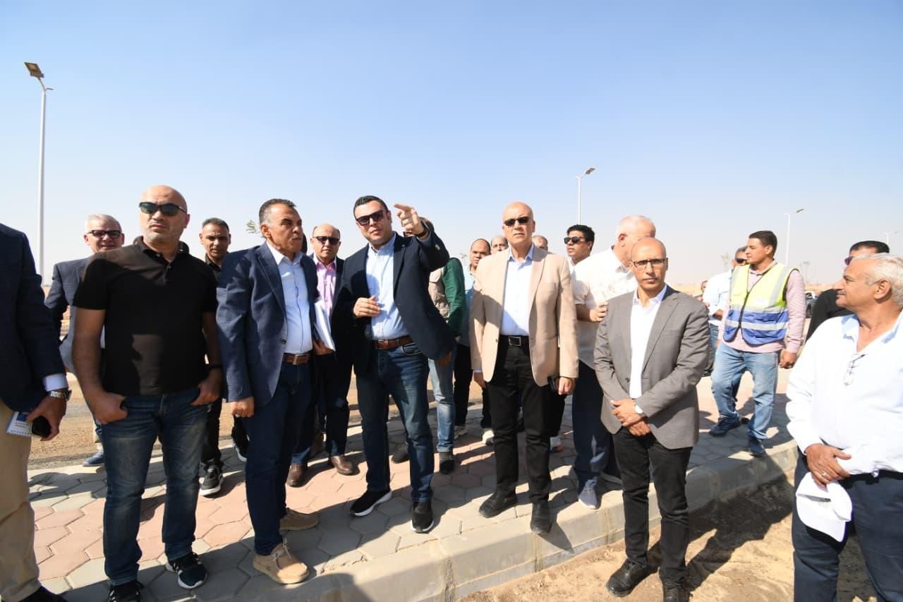 وزير الإسكان يتفقد الطرق والمحاور ووحدات الإسكان الأخضر  بـ " سكن لكل المصريين" بمدينة حدائق العاشر من رمضان