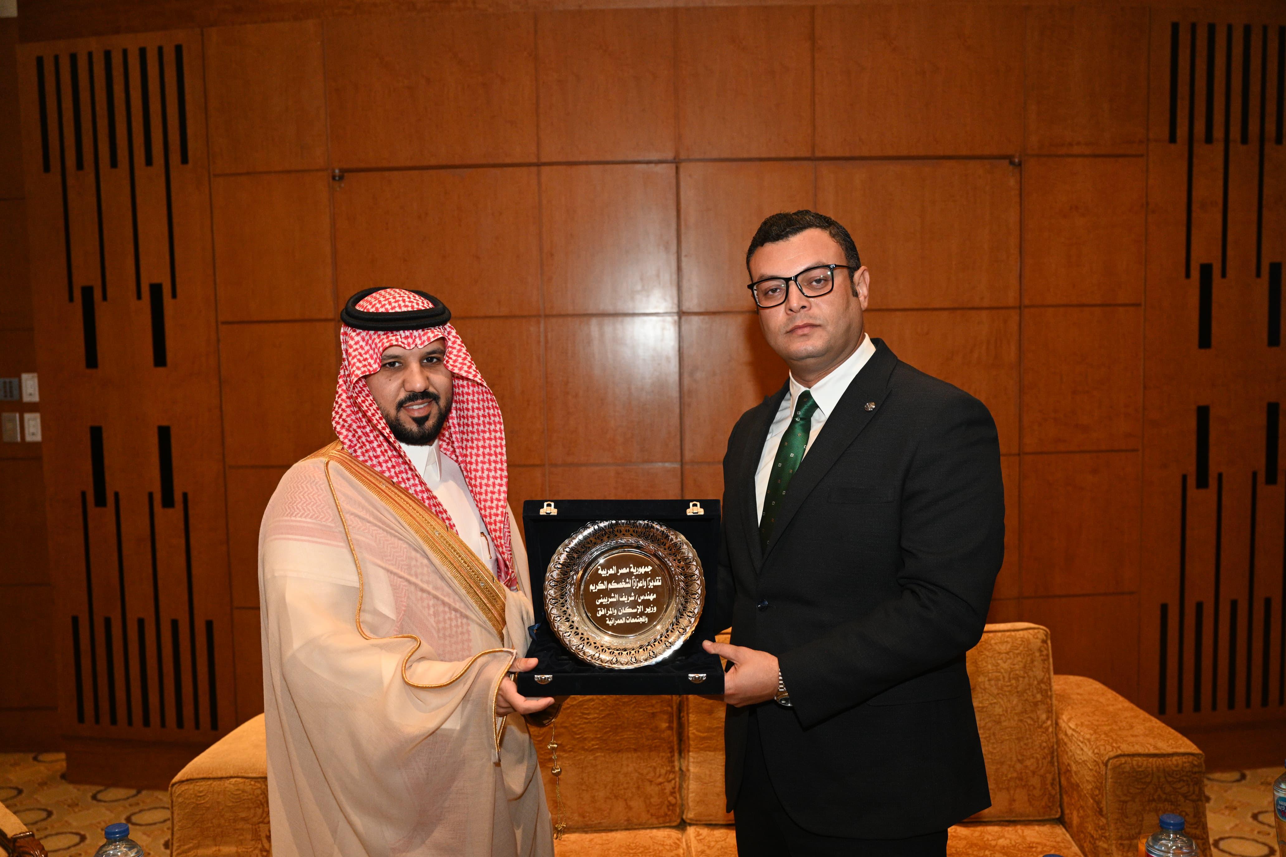 وزير الإسكان يلتقي وفد وزارة شئون البلديات والإسكان السعودية لبحث سبل تعزيز التعاون وتبادل الخبرات