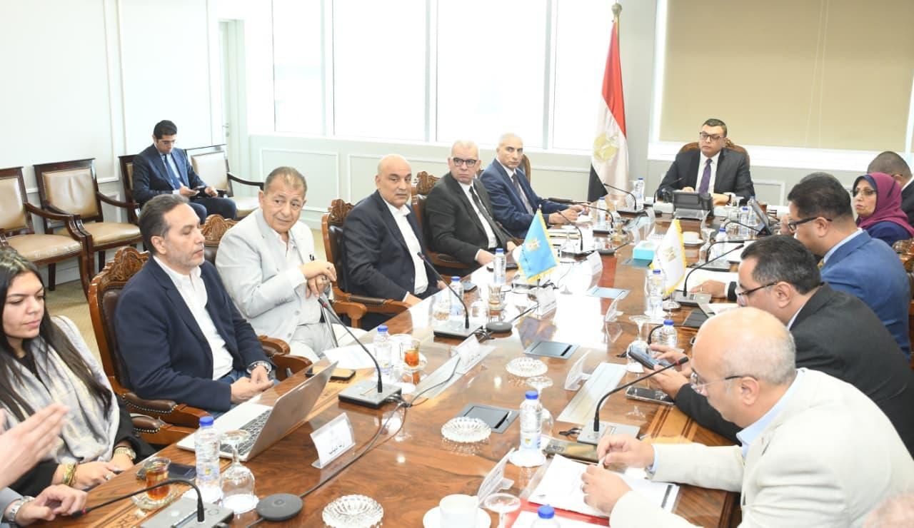 الإسكان وشركة HDP يبحثان موقف مبيعات وتسويق المشروعات بالمدن الجديدة