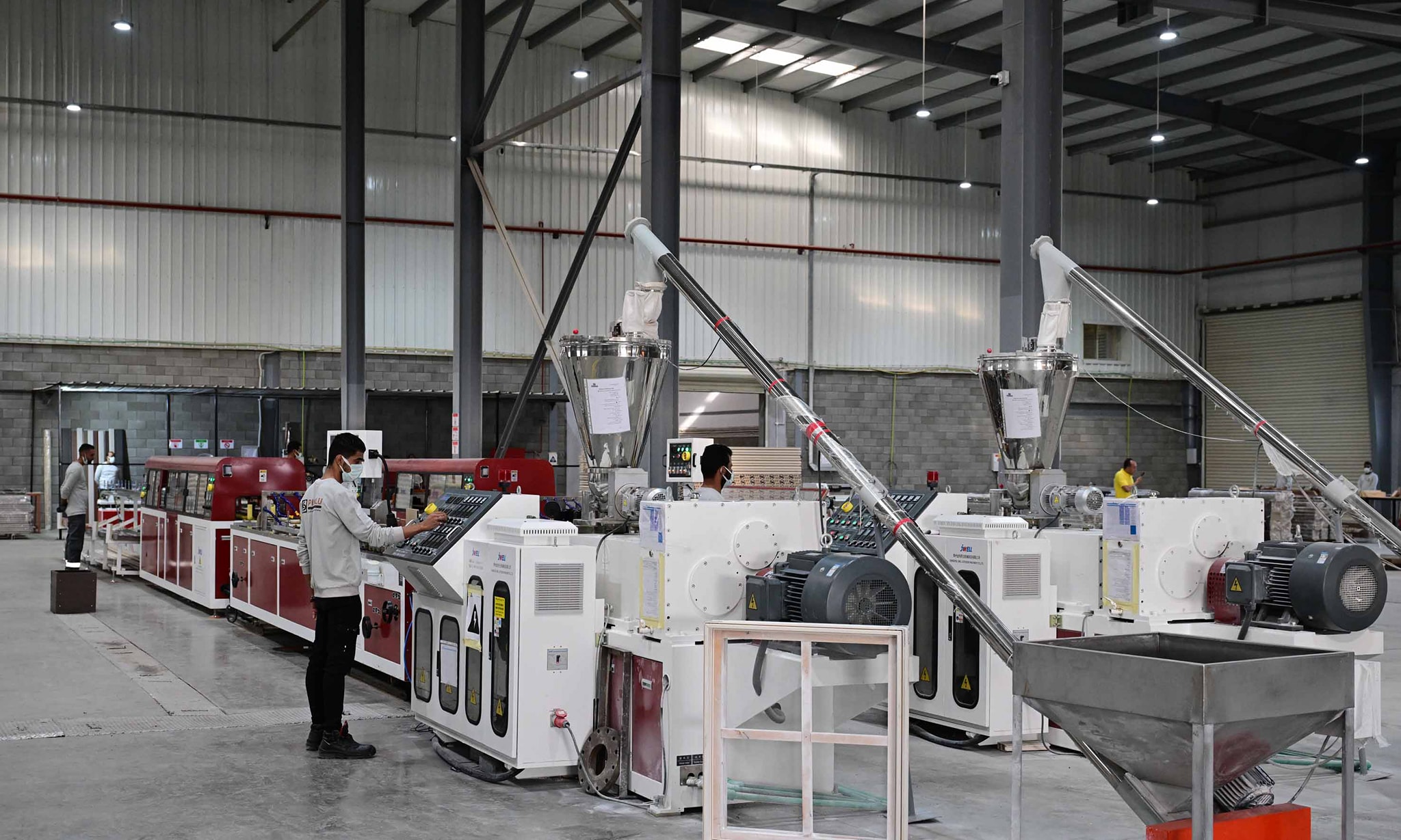 56 طنا يوميا .. الطاقة الإنتاجية لمصنع بونالو للصناعات البلاستيكية والخشبية بالسخنة