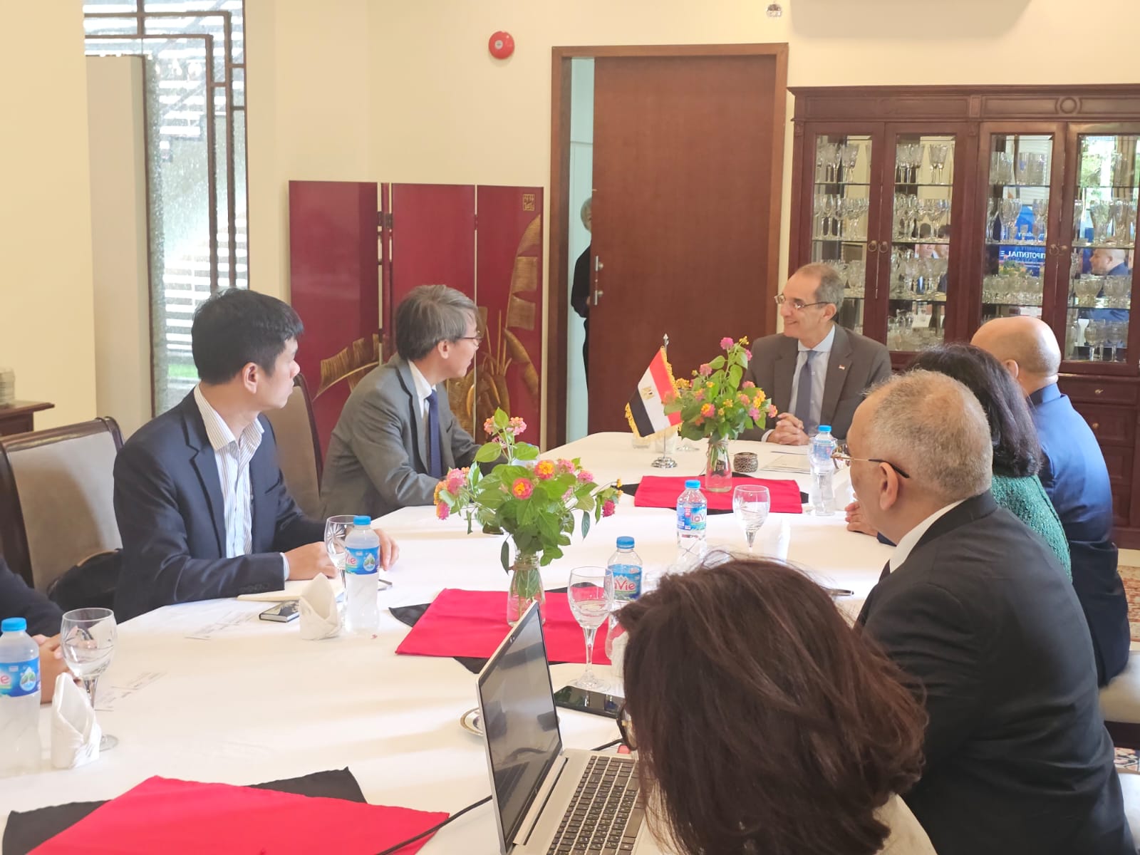 زير الاتصالات  يبحث مع شركات عالمية الاستثمار فى تصنيع الإلكترونيات وأشباه الموصلات