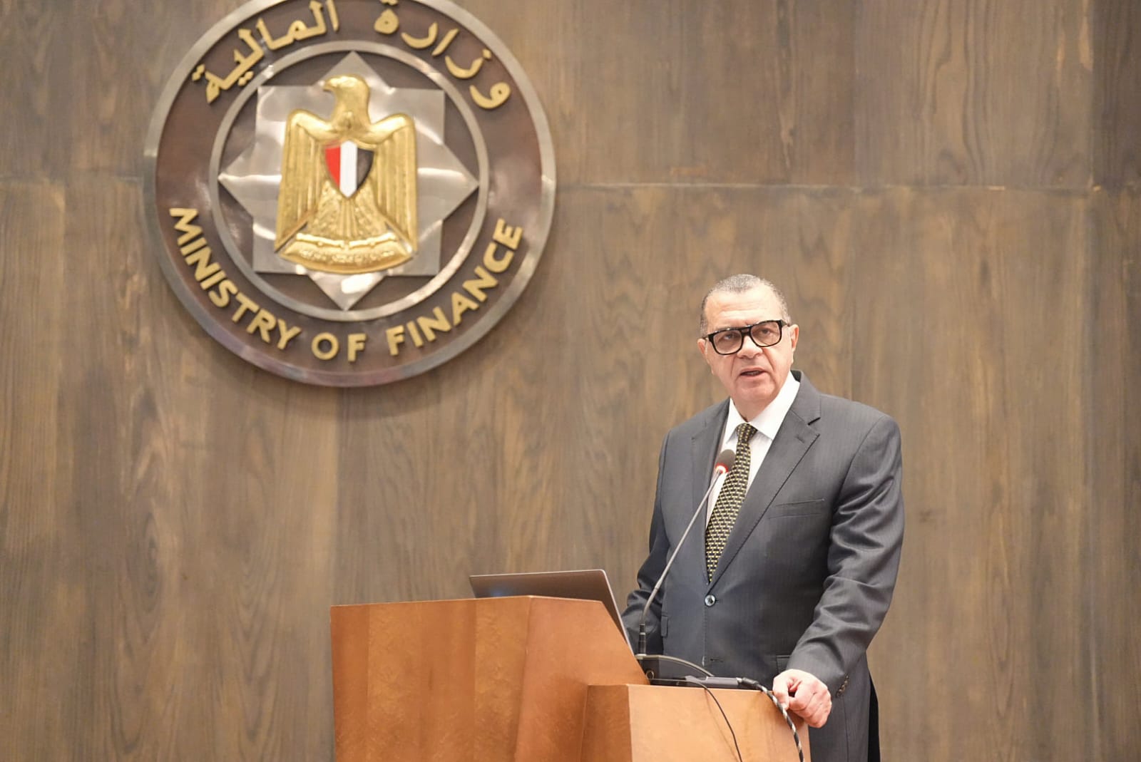 نائب وزير المالية في حوار مفتوح مع ممثلي المجتمع التجاري وشركات الشحن والبريد السريع