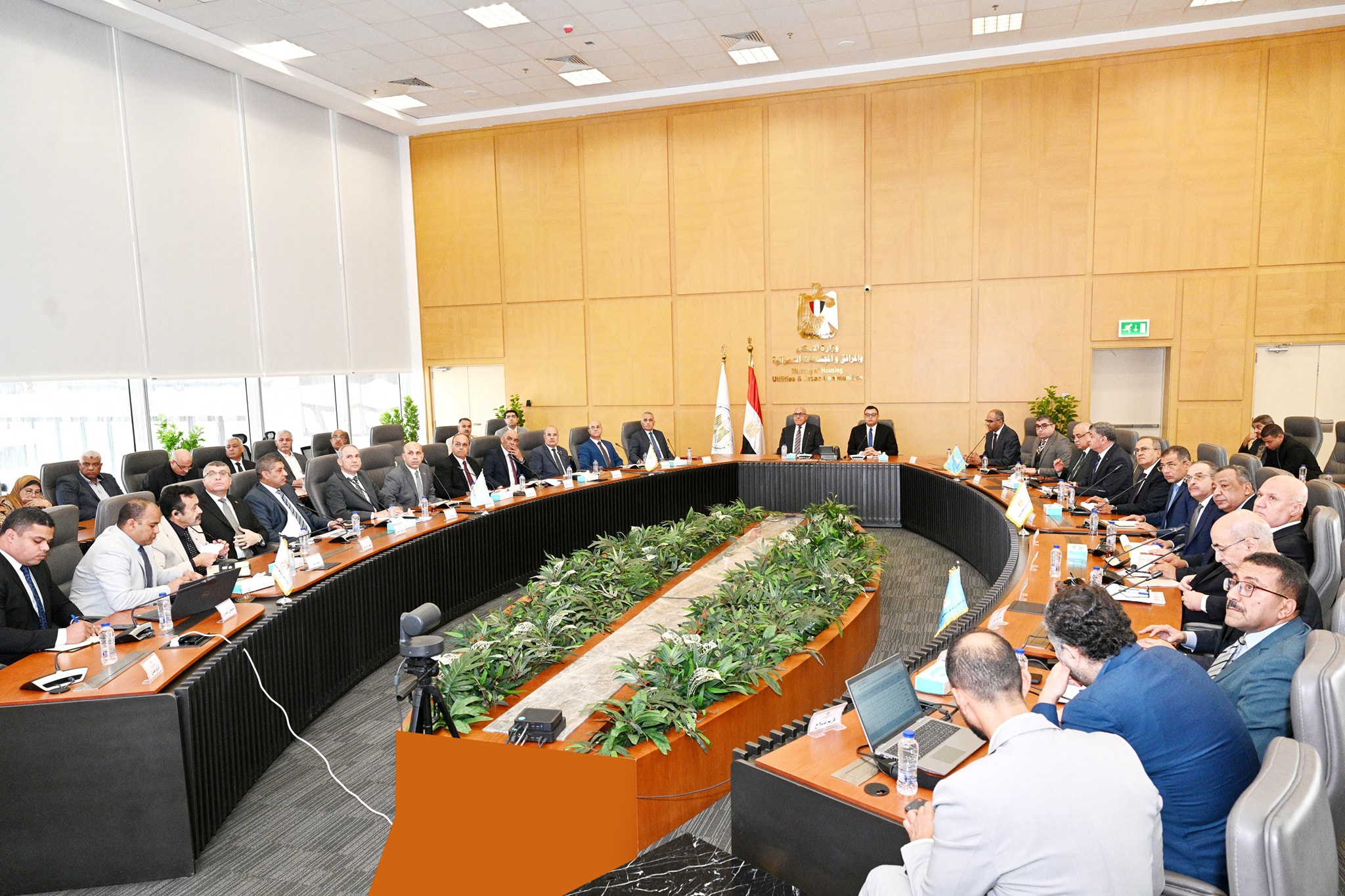 وزير الإسكان يجتمع مع رؤساء المصانع والشركات المنفذة لمشروعات حياة كريمة