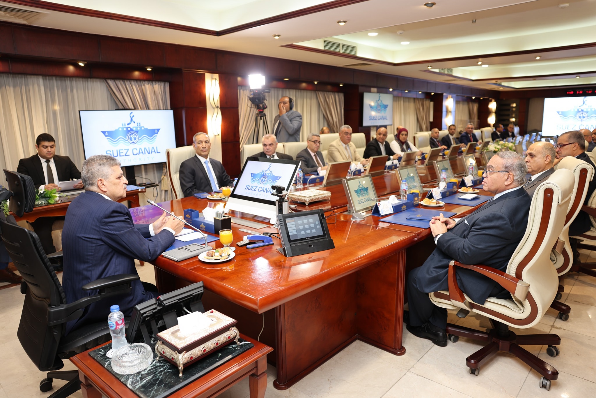 ممثلو 20 توكيلا ملاحيا يتحدثون عن فرص عودة السفن للعبور من قناة السويس