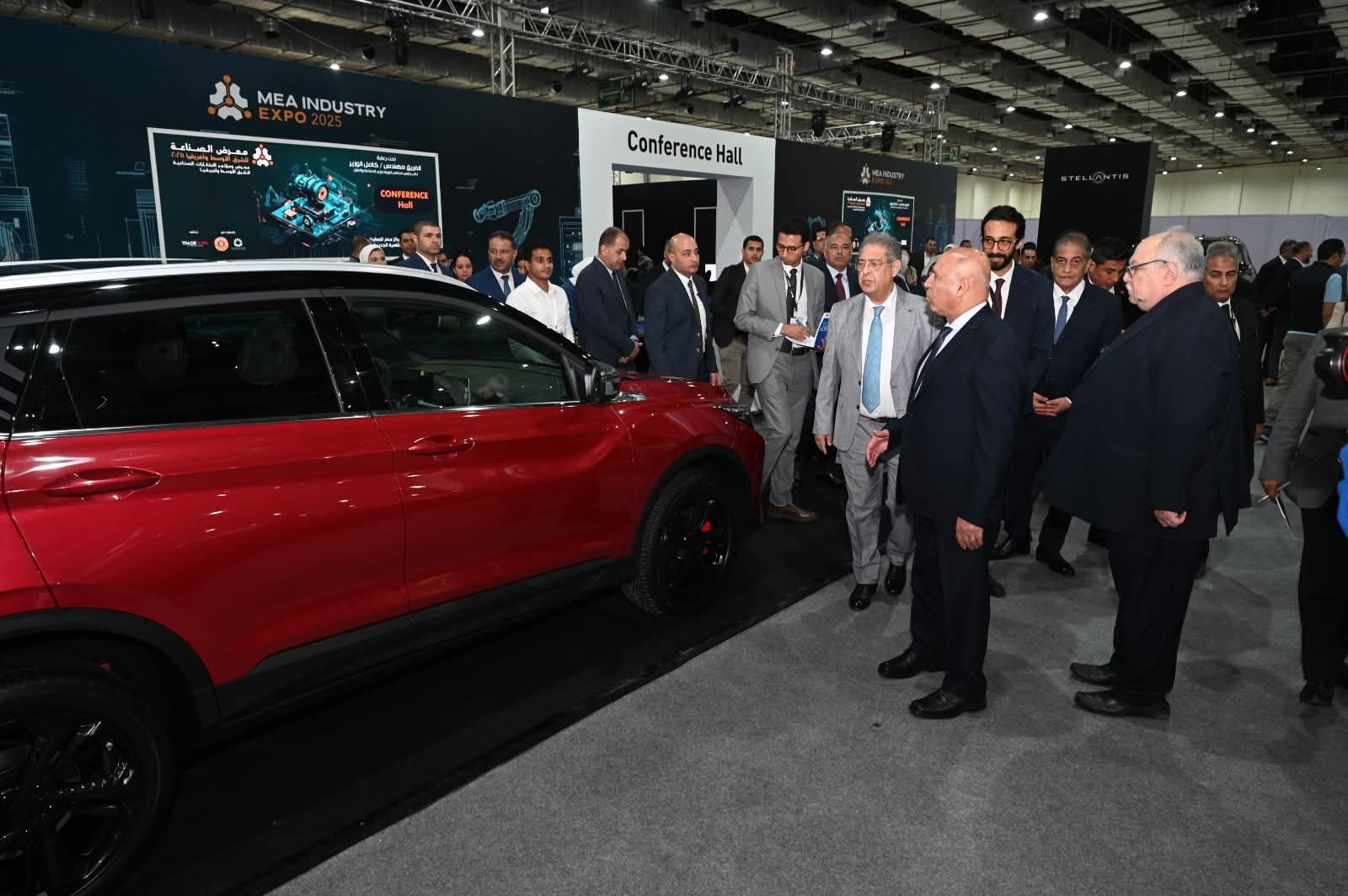 الوزير يتفقد قاعة شركات صناعة السيارات ومكوناتها بمعرض ترانس ميا