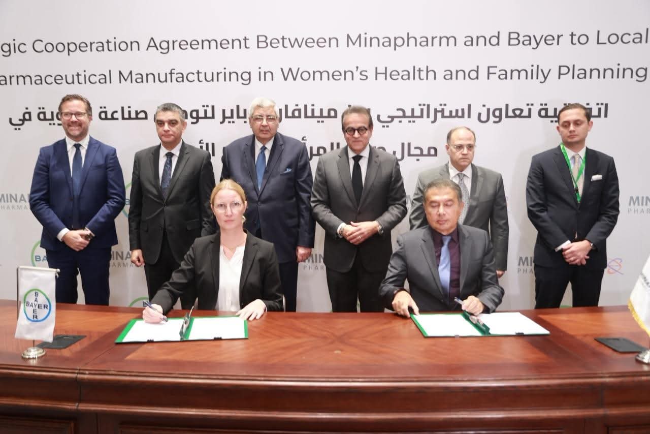 اتفاقية تعاون استراتيجي بين مينا فارم وباير الألمانية لتوطين صناعة الأدوية