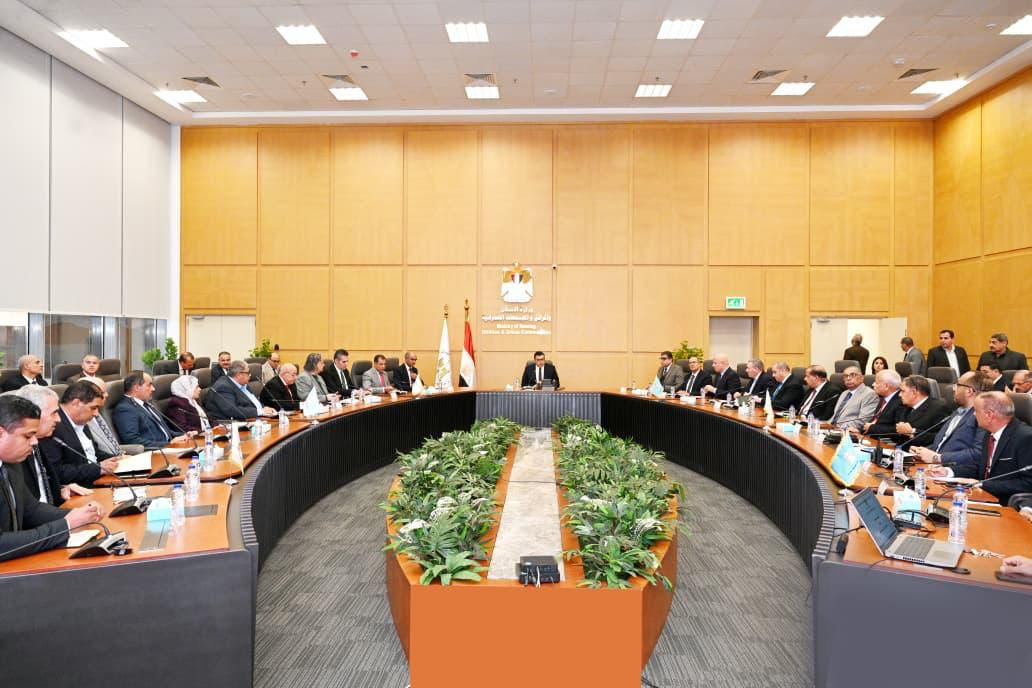 وزير الإسكان يعقد اجتماعا مع رئيس الشركة القابضة لمياه الشرب والصرف الصحي ورؤساء الشركات التابعة بكل المحافظات