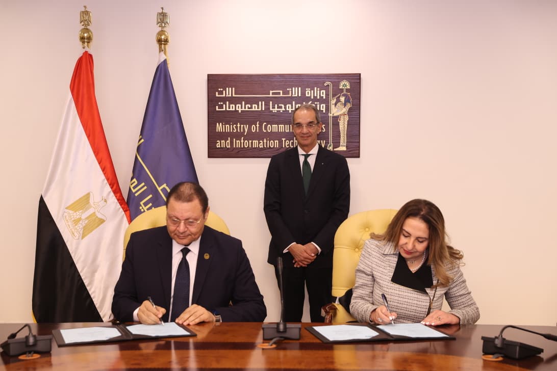 وزير الاتصالات يشهد توقيع مذكرة تفاهم لتطوير التحول الرقمي بهيئة الاعتماد والرقابة الصحية