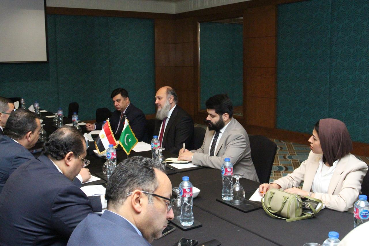 وزير الاستثمار والتجارة الخارجية يلتقي وزير تجارة باكستان لبحث تعزيز العلاقات الاقتصادية بين البلدين