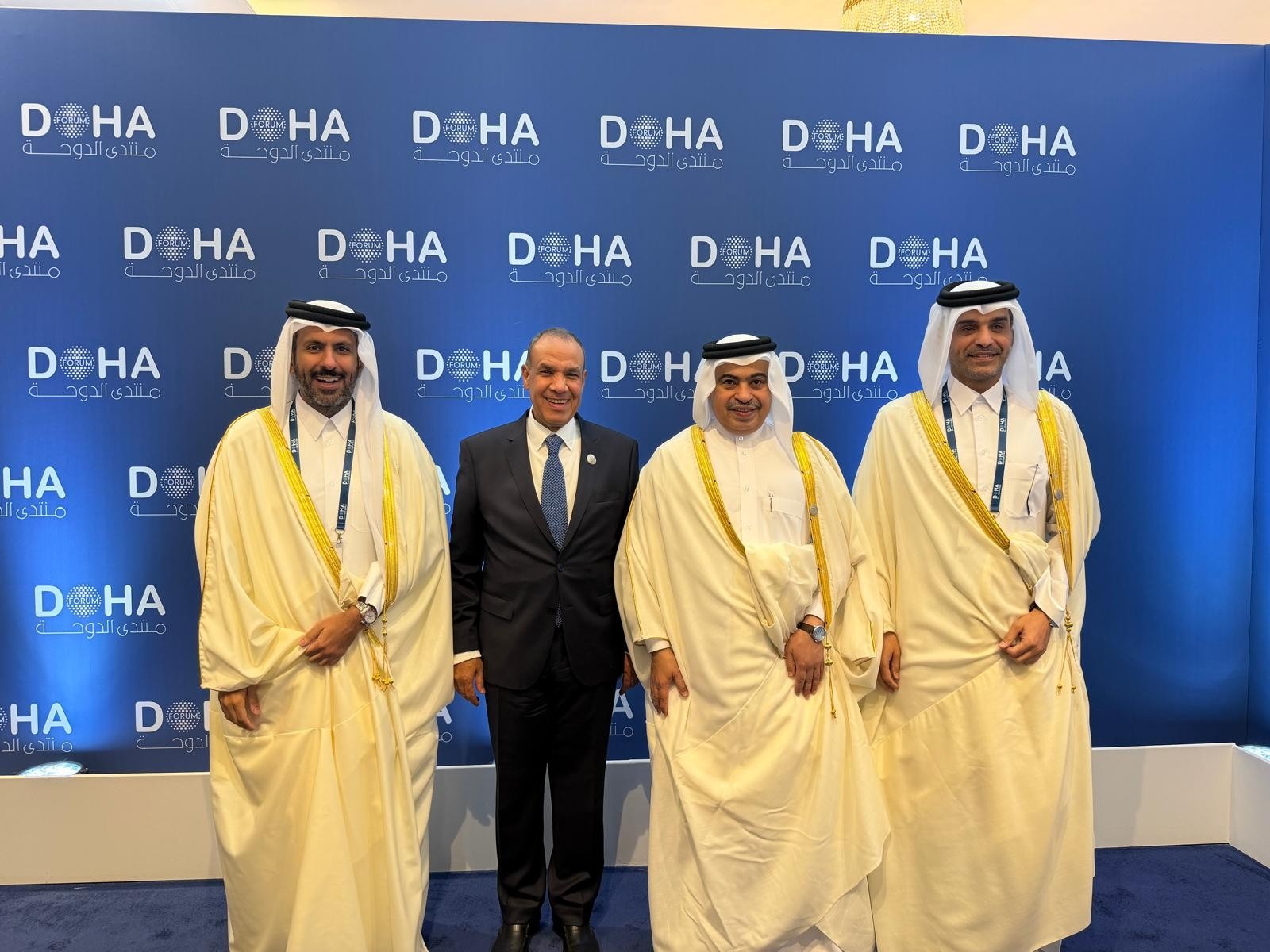 وزير الخارجية يلتقي وزراء المالية والتجارة والصناعة والمواصلات القطريين ورئيس المنتدي الاقتصادي العالمي