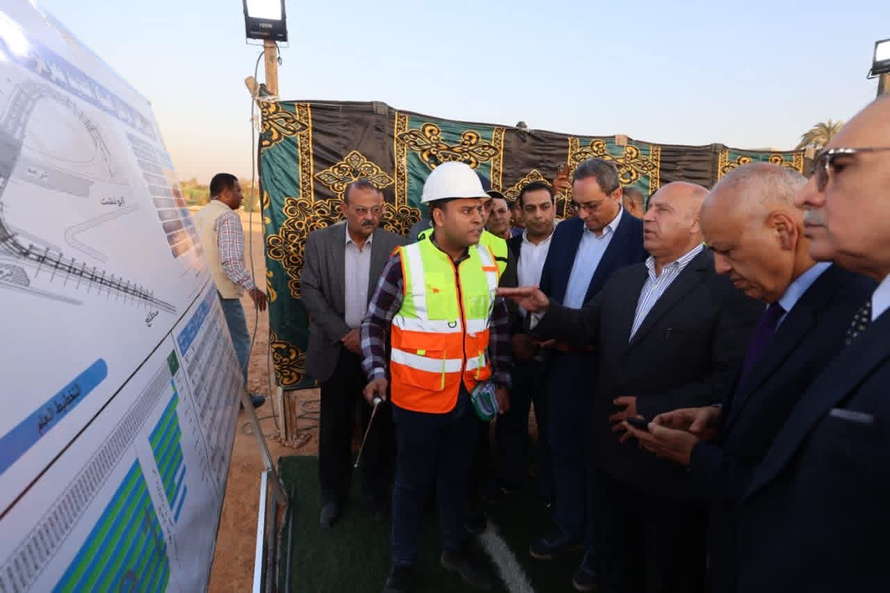 الوزير يتفقد مسار الخط الثاني من القطار السريع وكباري المزلقانات ومحاور النيل في الصعيد