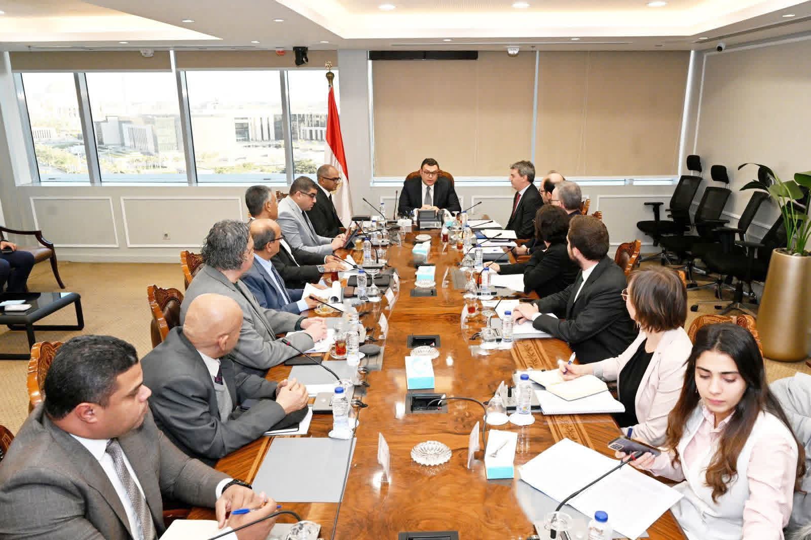 وزير الإسكان يبحث مع بنك الاستثمار الأوروبي EIB موقف المشروعات الجارية