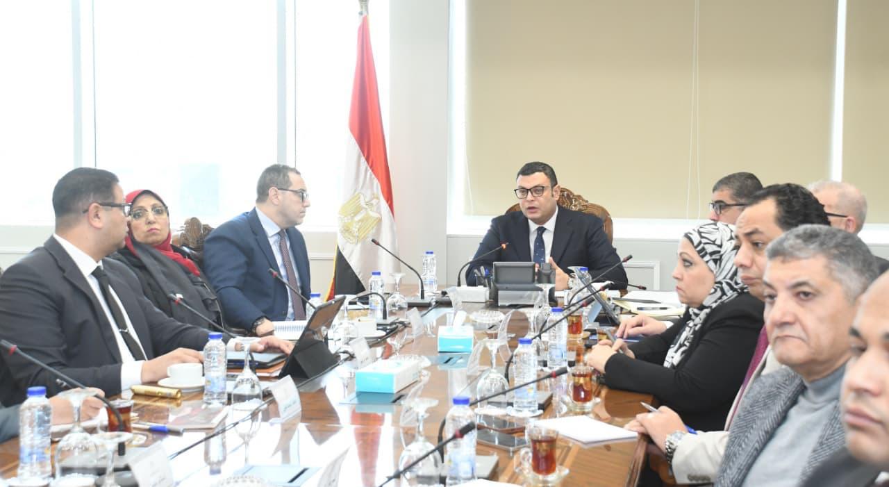 وزير الإسكان يتابع سير العمل بقطاع التخطيط والمشروعات بهيئة المجتمعات العمرانية
