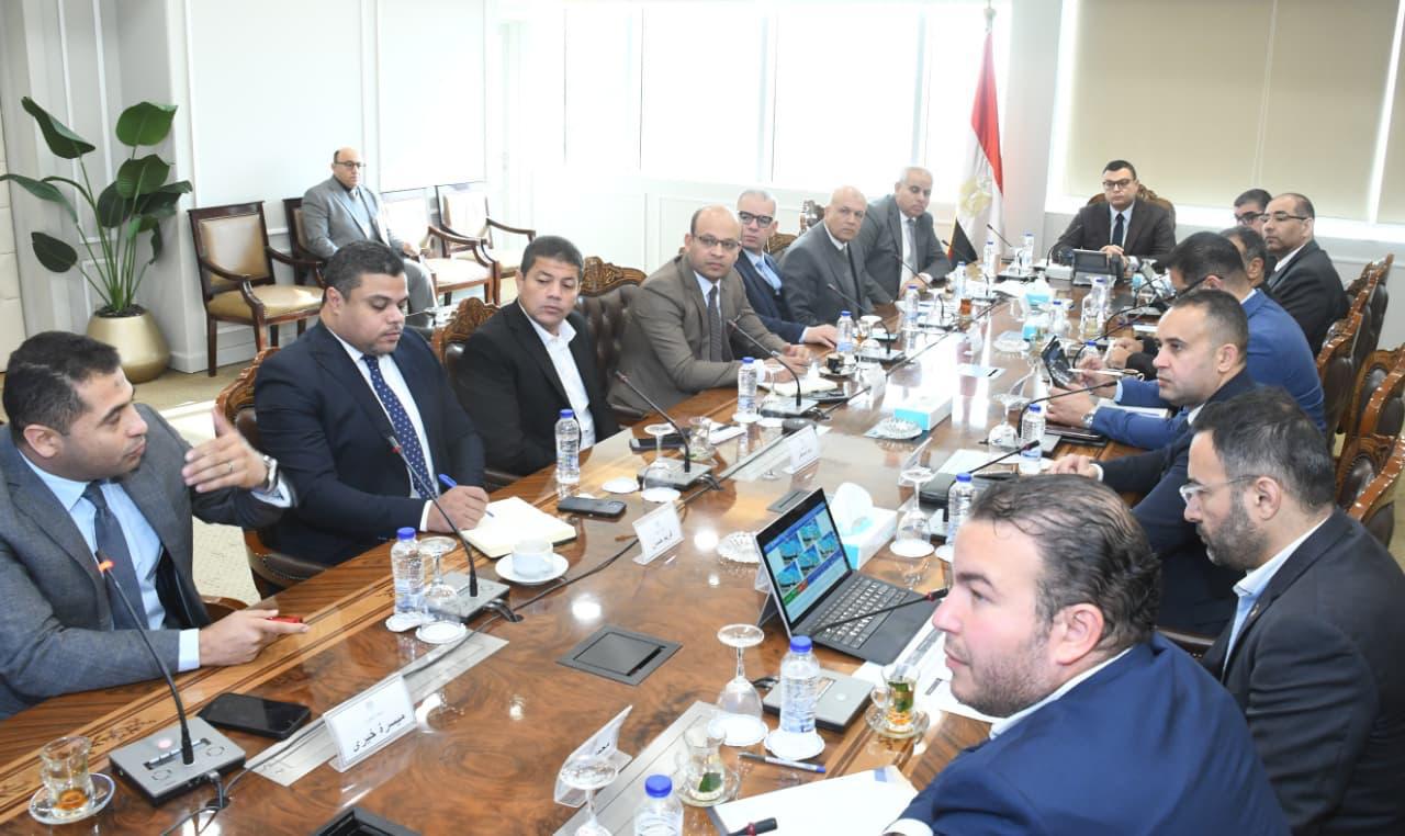 وزير الإسكان يتابع موقف مشروعات مارينا ومدينة العلمين الجديدة
