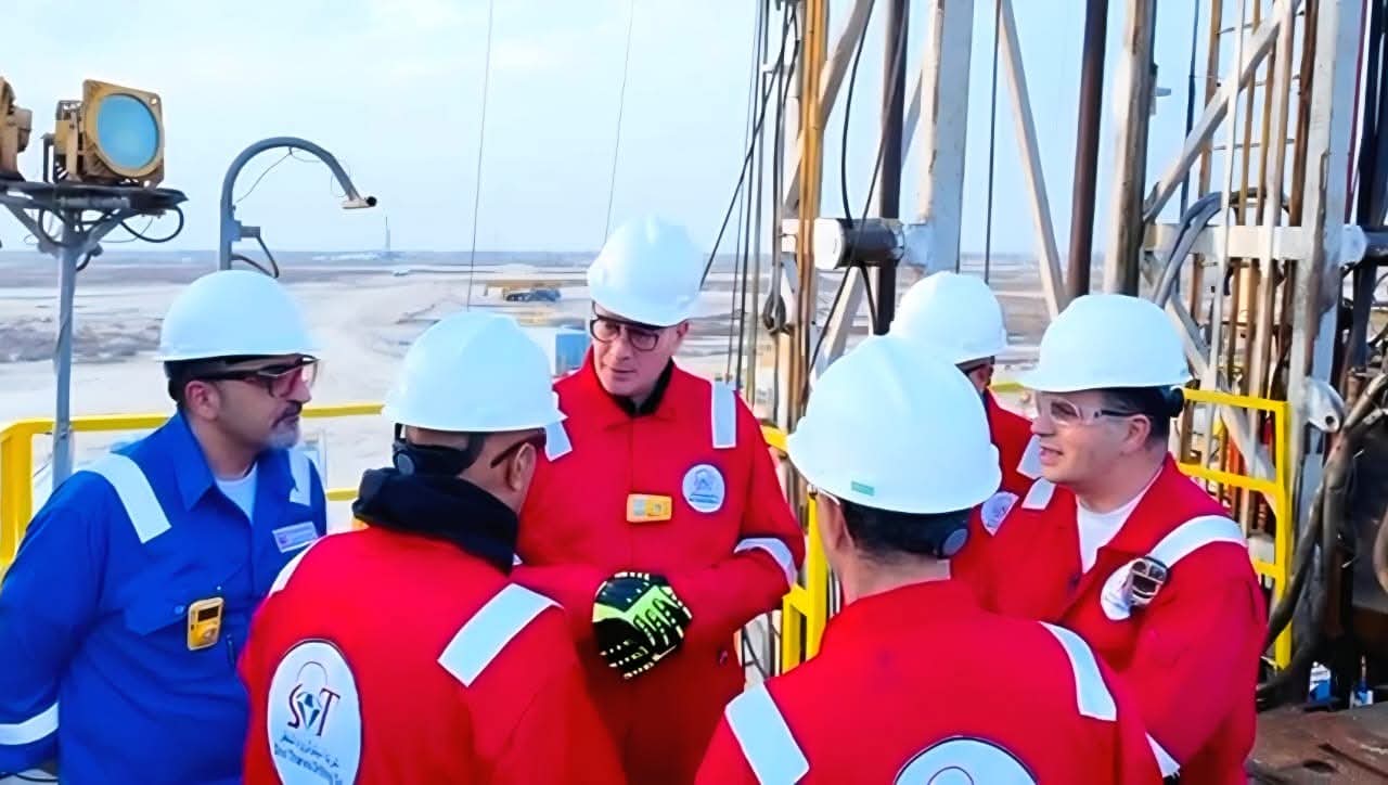 وزير البترول يلتقي العاملين بموقع شركة الحديثة للحفر المصرية بالكويت