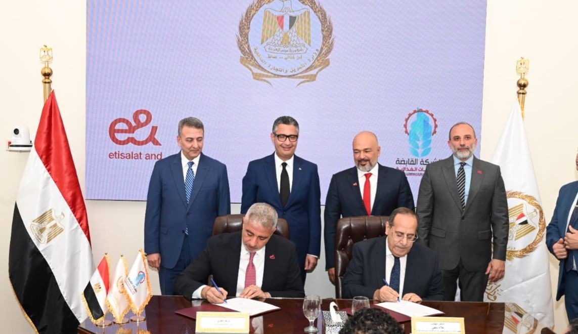 بروتوكول تعاون بين القابضة للصناعات الغذائية وإي آند مصر لتطوير مجمعات كاري أون