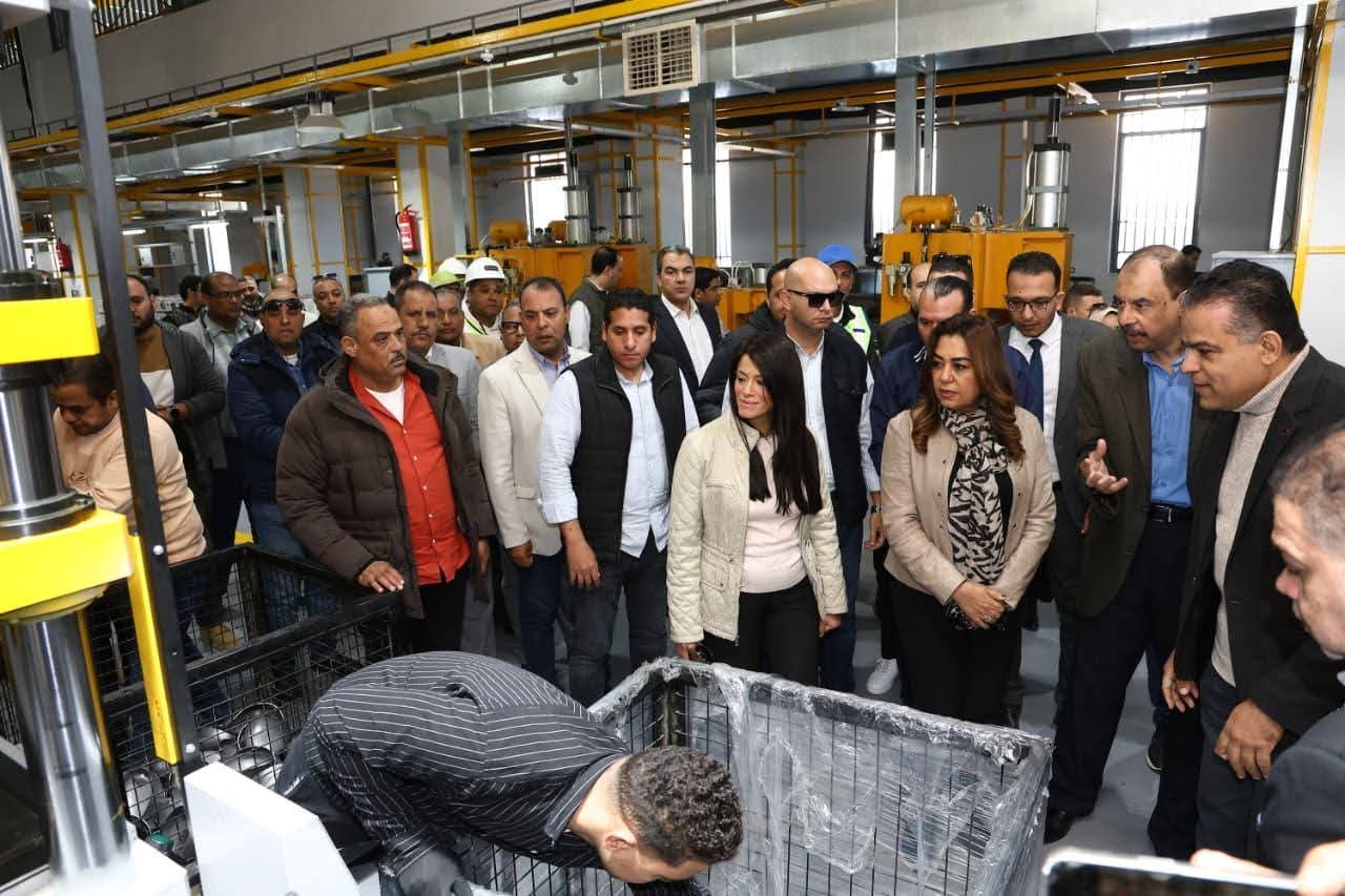 وزراء ومسئولون يتفقدون المنطقة الصناعية غرب جرجا ويزورون مصنع الكومبريسور