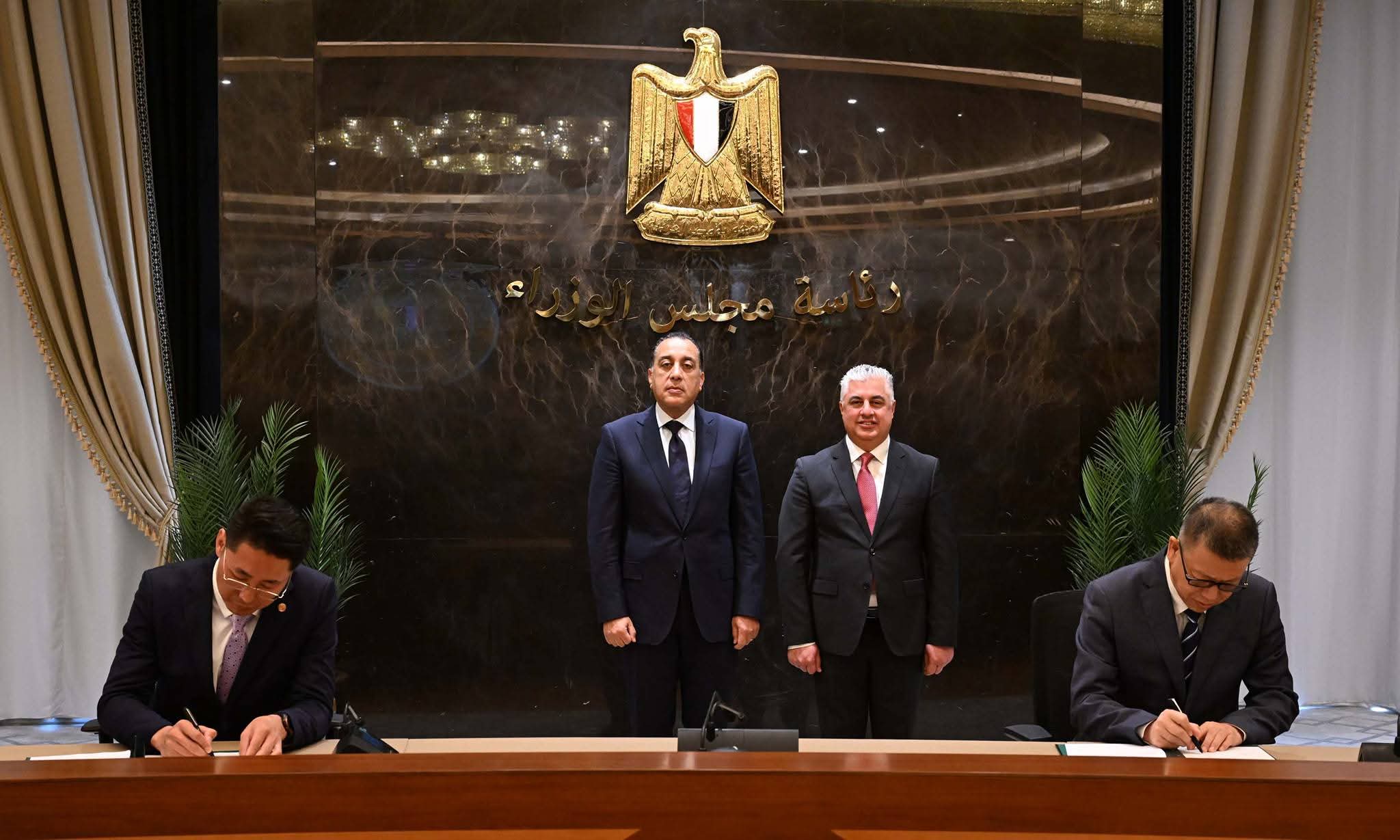 توقيع 3 عقود مشروعات صناعية في اقتصادية لقناة السويس باستثمارات 1.15 مليار دولار
