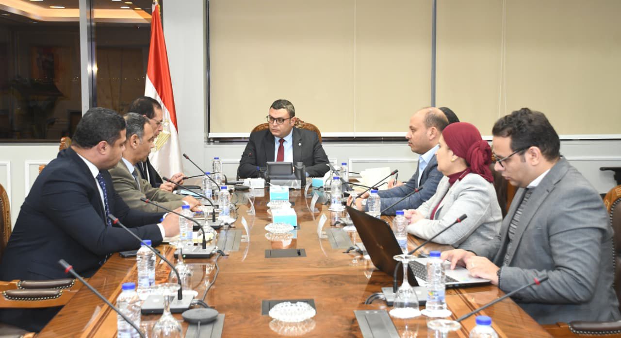 Minister of Housing reviews joint work files with National Construction Company