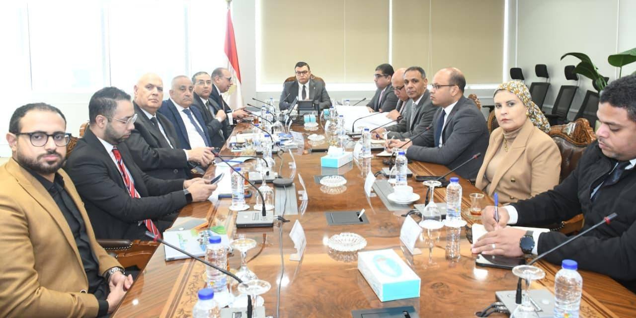 وزير الإسكان يبحث تطوير منظومة النقل الداخلي في عدد من المدن الجديدة