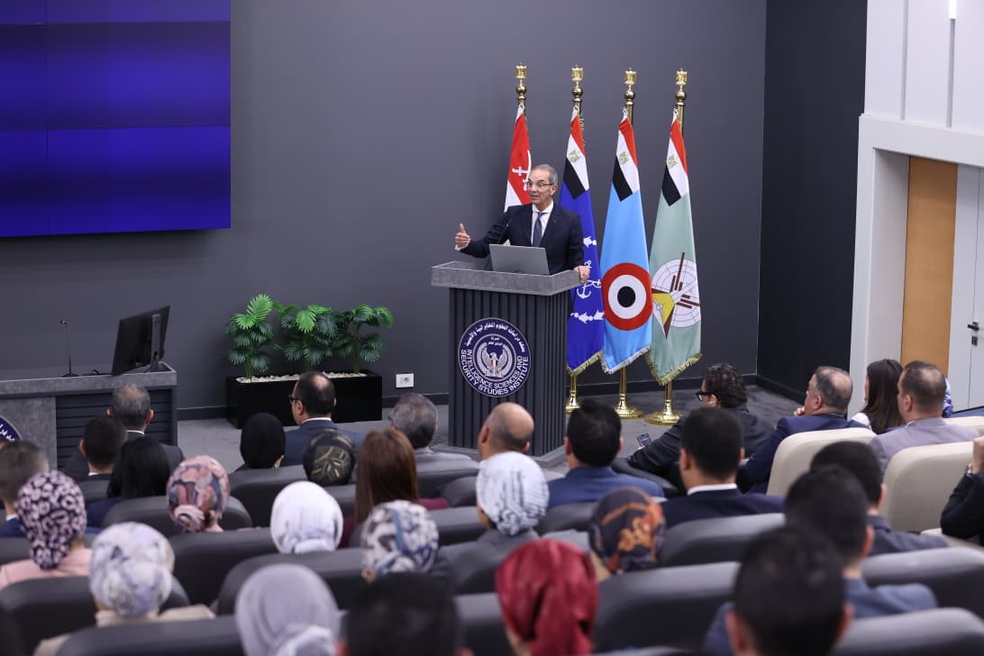 وزير الاتصالات وتكنولوجيا المعلومات يلتقى بملحقى الدفاع المرشحين للعمل بالسفارات المصرية بالخارج