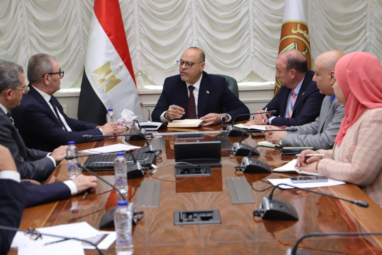 العمل : تذليل العقبات أمام الاستثمار في قطاع صناعة الملابس والمفروشات