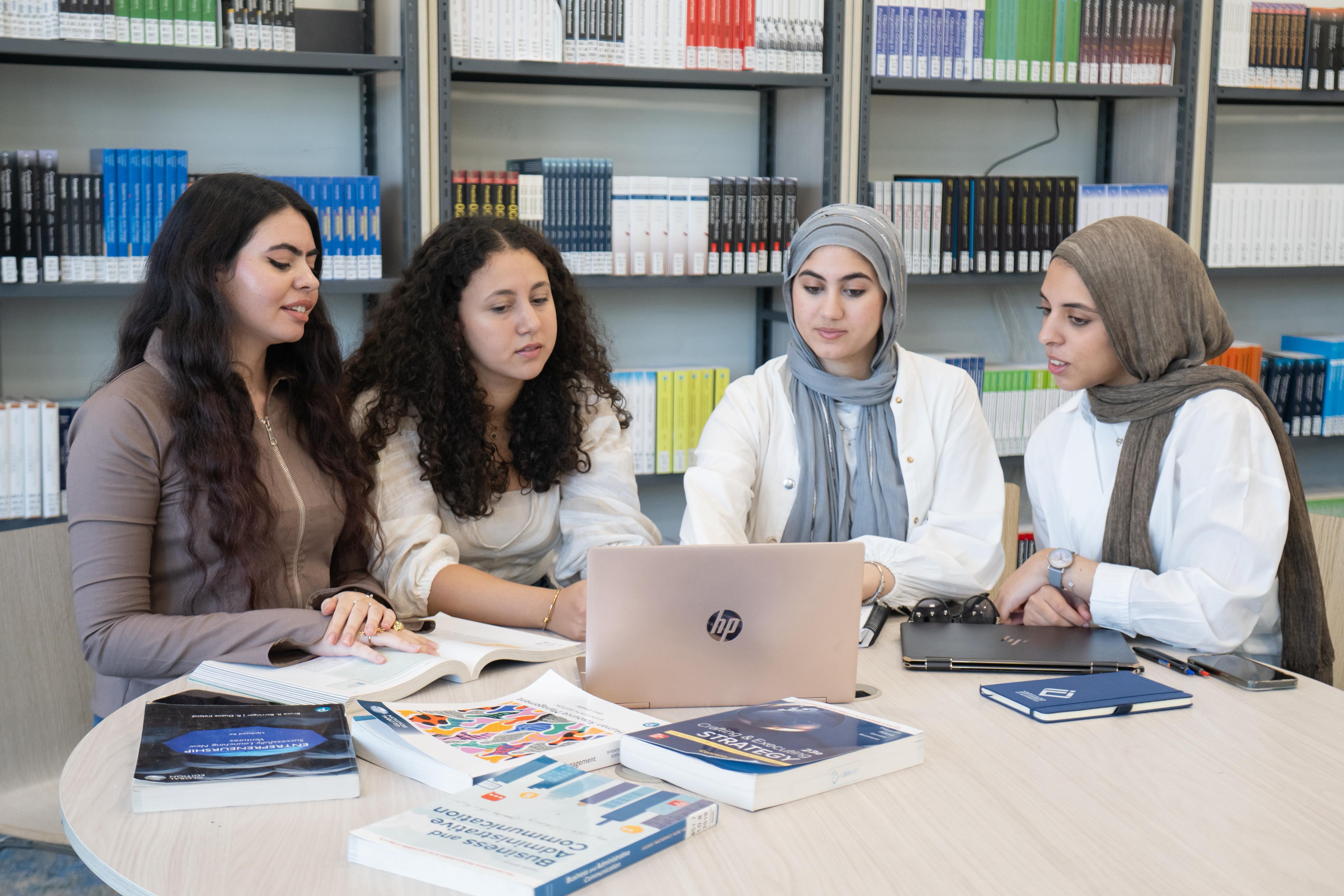 جامعة مصر للمعلوماتية تنافس أفضل جامعات العالم في ألعاب التفكير الاستراتيجي لإدارة الشركات