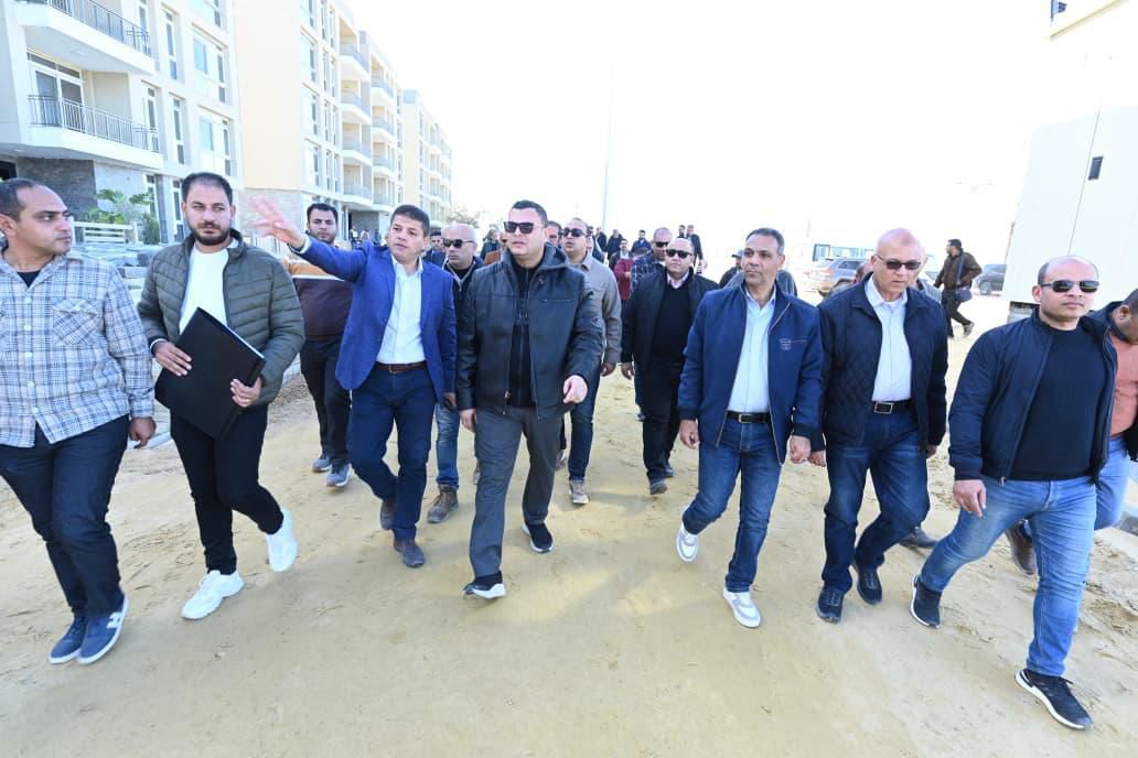 خلال جولته التفقدية اليوم: وزير الإسكان يتفقد مشروع "مارينا ٨" وتطوير مدخل مارينا 5