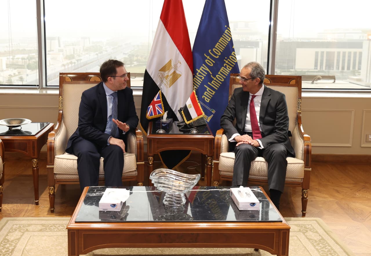 وزير الاتصالات يبحث مع سفير المملكة المتحدة بالقاهرة سبل تعزيز الاستثمارات البريطانية