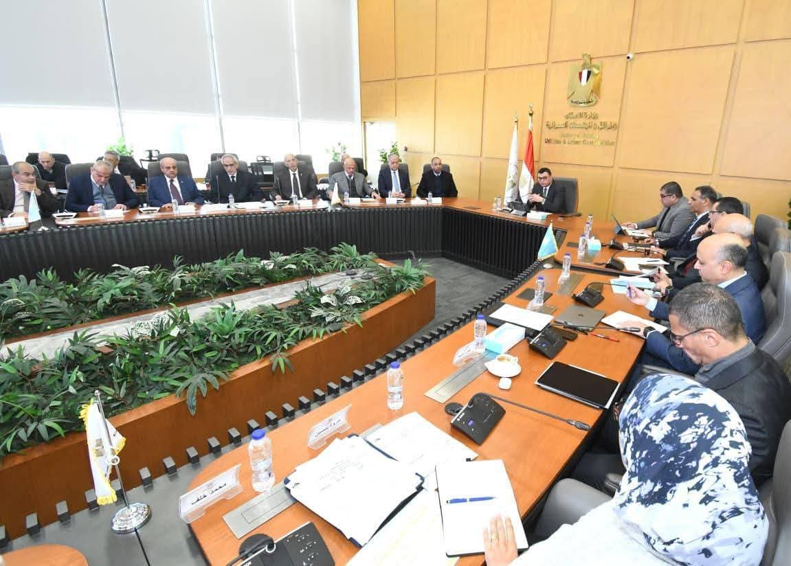 الشربيني يتابع مستجدات منطقة الأعمال المركزية بالعاصمة وأبراج داون تاون بالعلمين