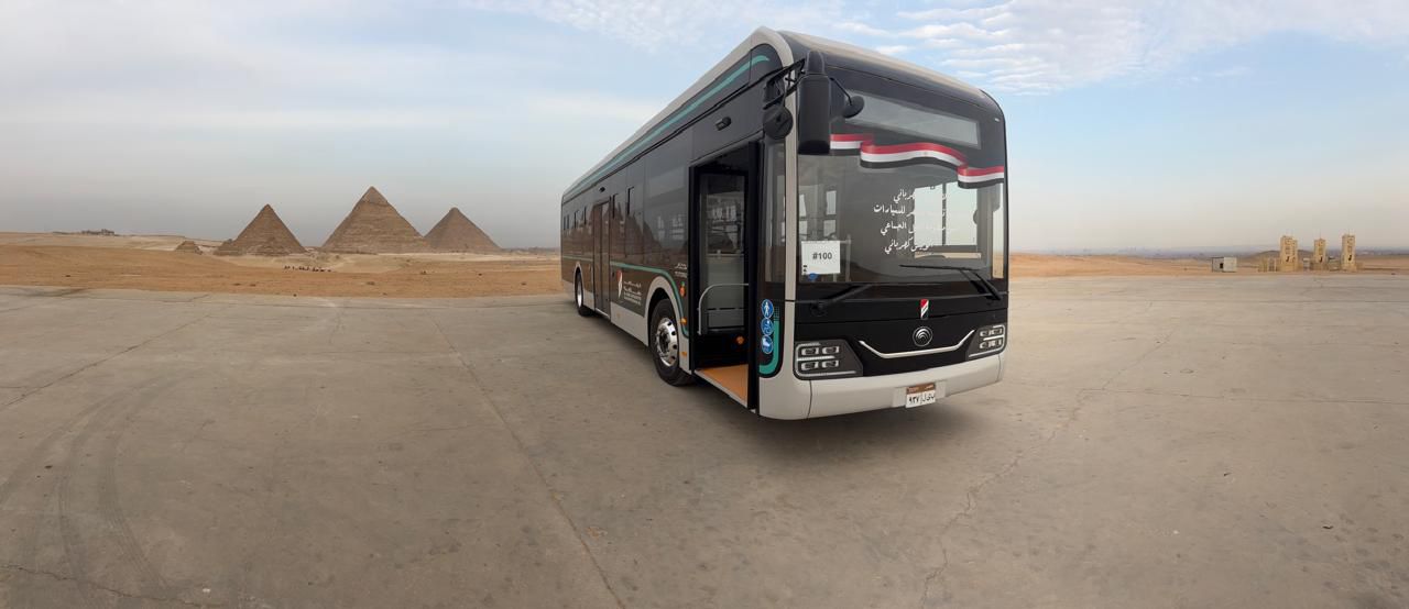 نموذج لأتوبيس "النصر للسيارات" الكهربائي يدخل الخدمة التجريبية ضمن منظومة نقل زوار أهرامات الجيزة