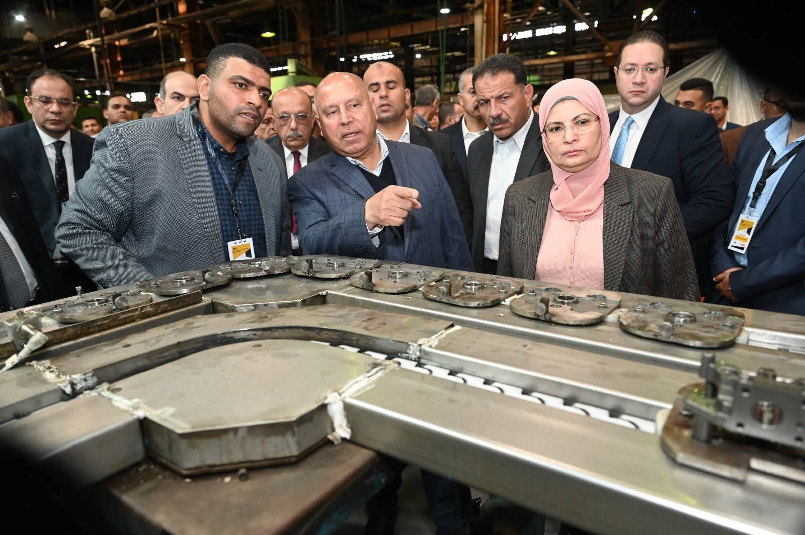 وزير الصناعة يتفقد ٣ مصانع متخصصة في الصناعات الهندسية بالعاشر من رمضان