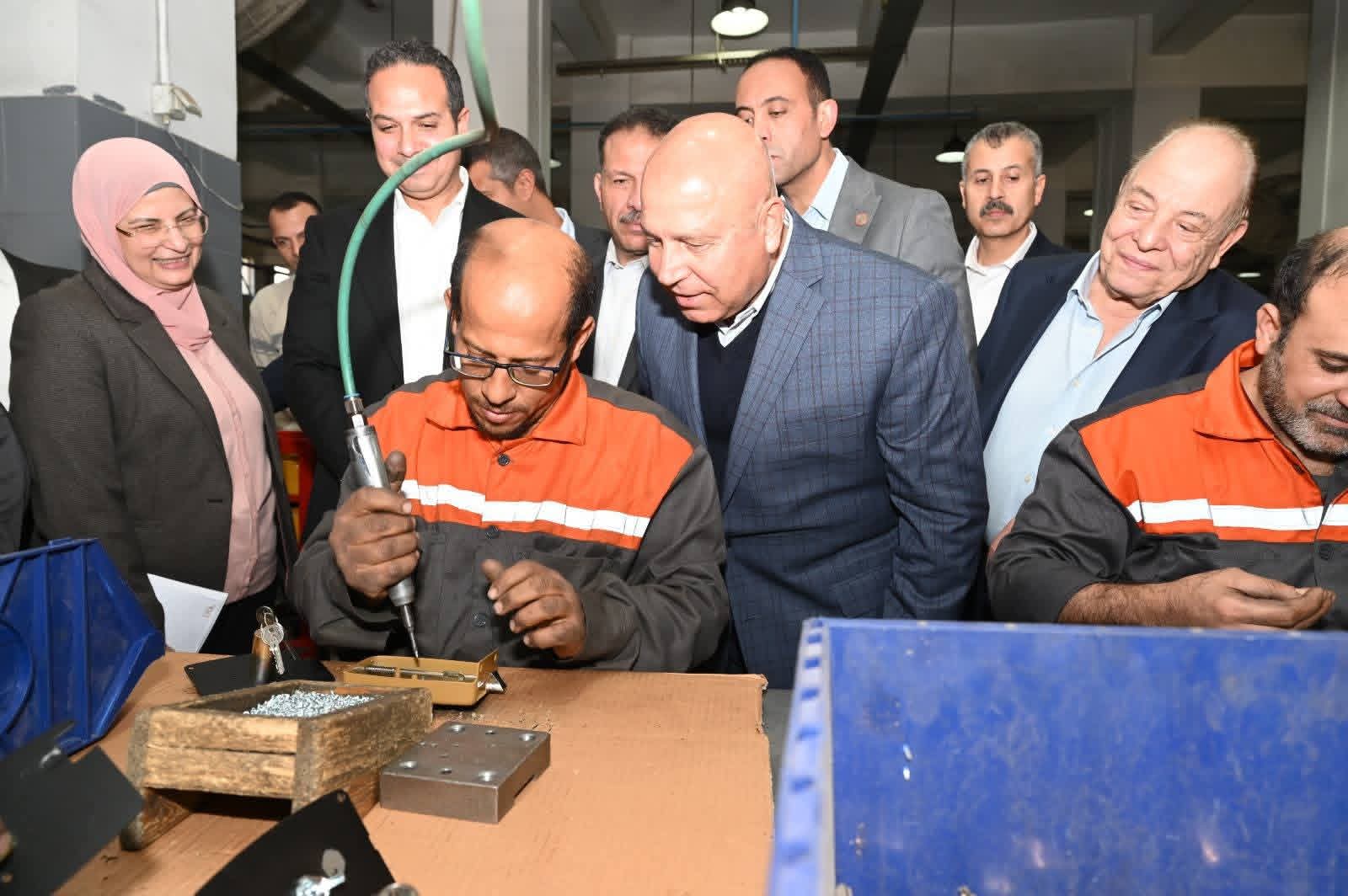 الوزير : إجراءات قانونية ضد أي منشأة صناعية وهمية .. واشتراطات لمنع الإضرار بسمعة المنتج المصري