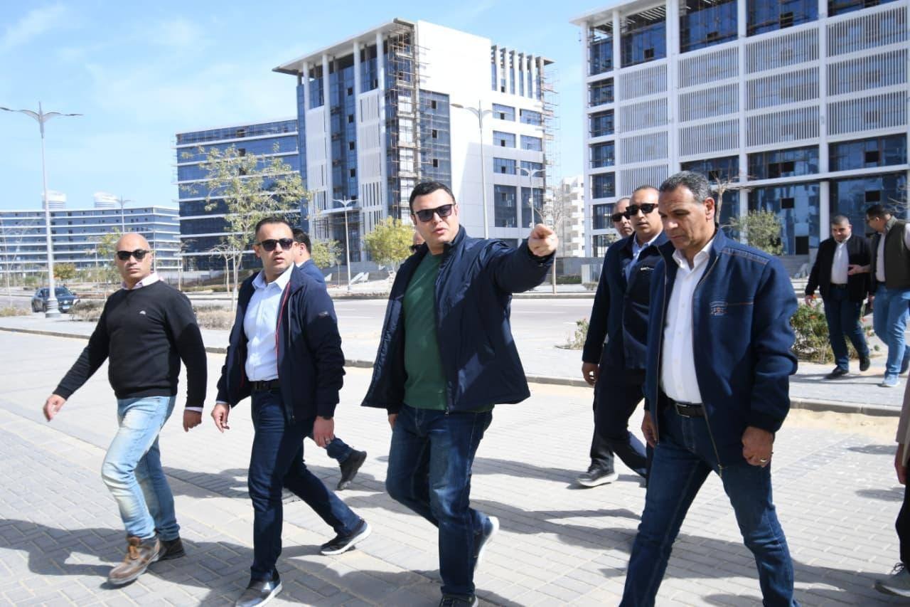 وزير الإسكان يتفقد الشاليهات والفيلات والعمارات السكنية بكومباوند مزارين