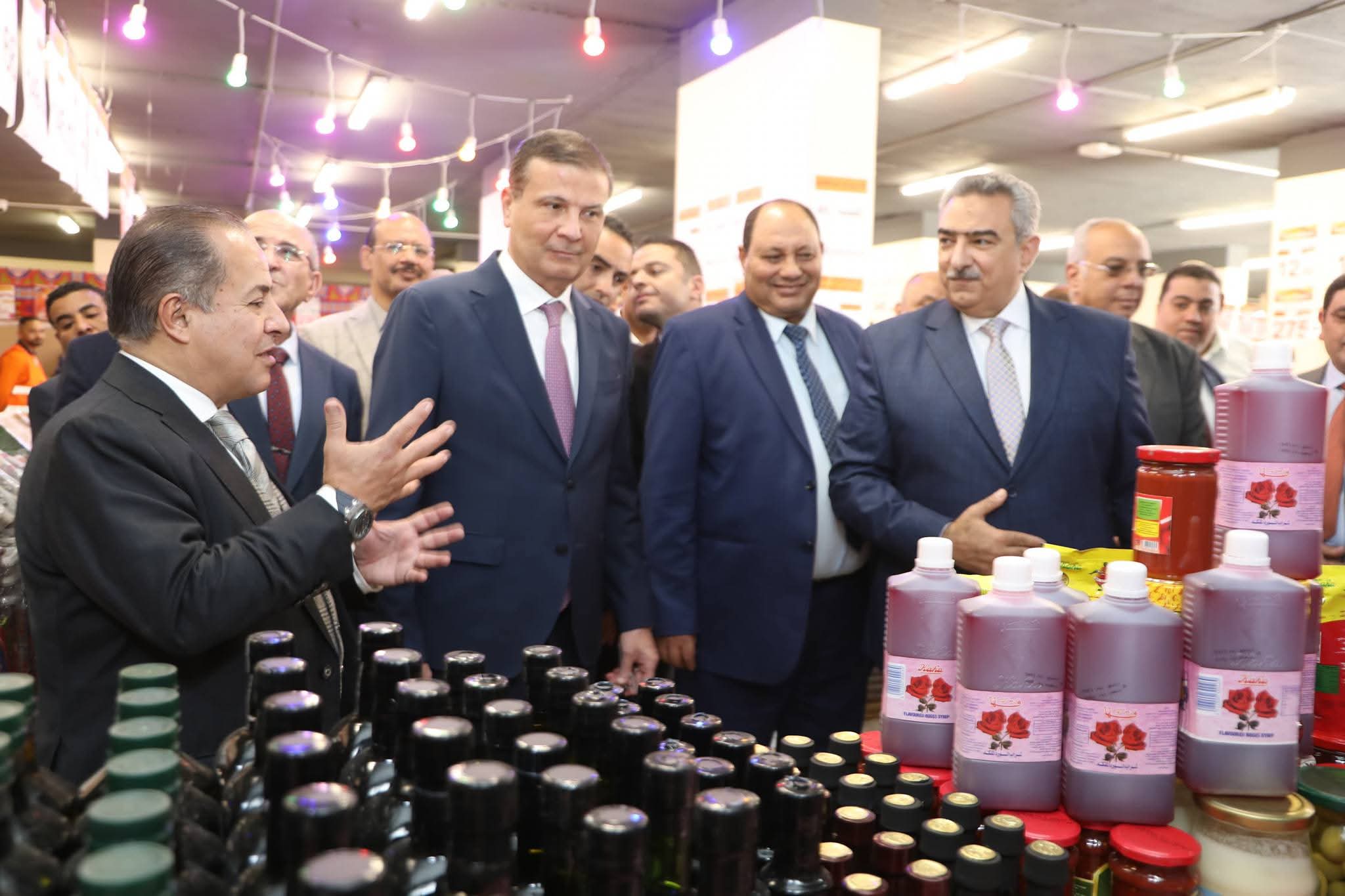 وزير الزراعة يفتتح جناح  منتجات الوزارة بمناسبة شهر رمضان بجملة ماركت بالمريوطية
