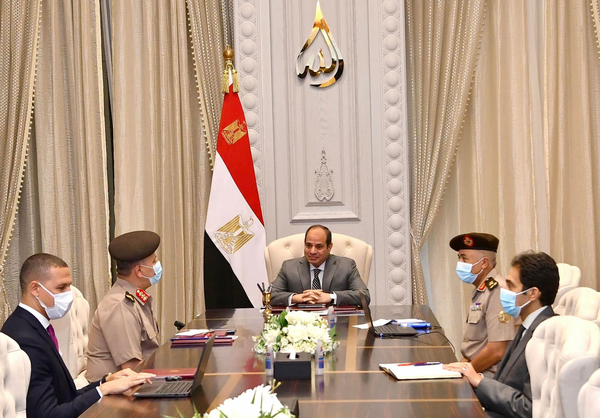 الرئيس عبدالفتاح السيسي مع القادة والمسئولين في القوات المسلحة