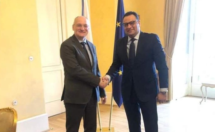 السفير المصري خلال لقائه مع المسئول التشيكي