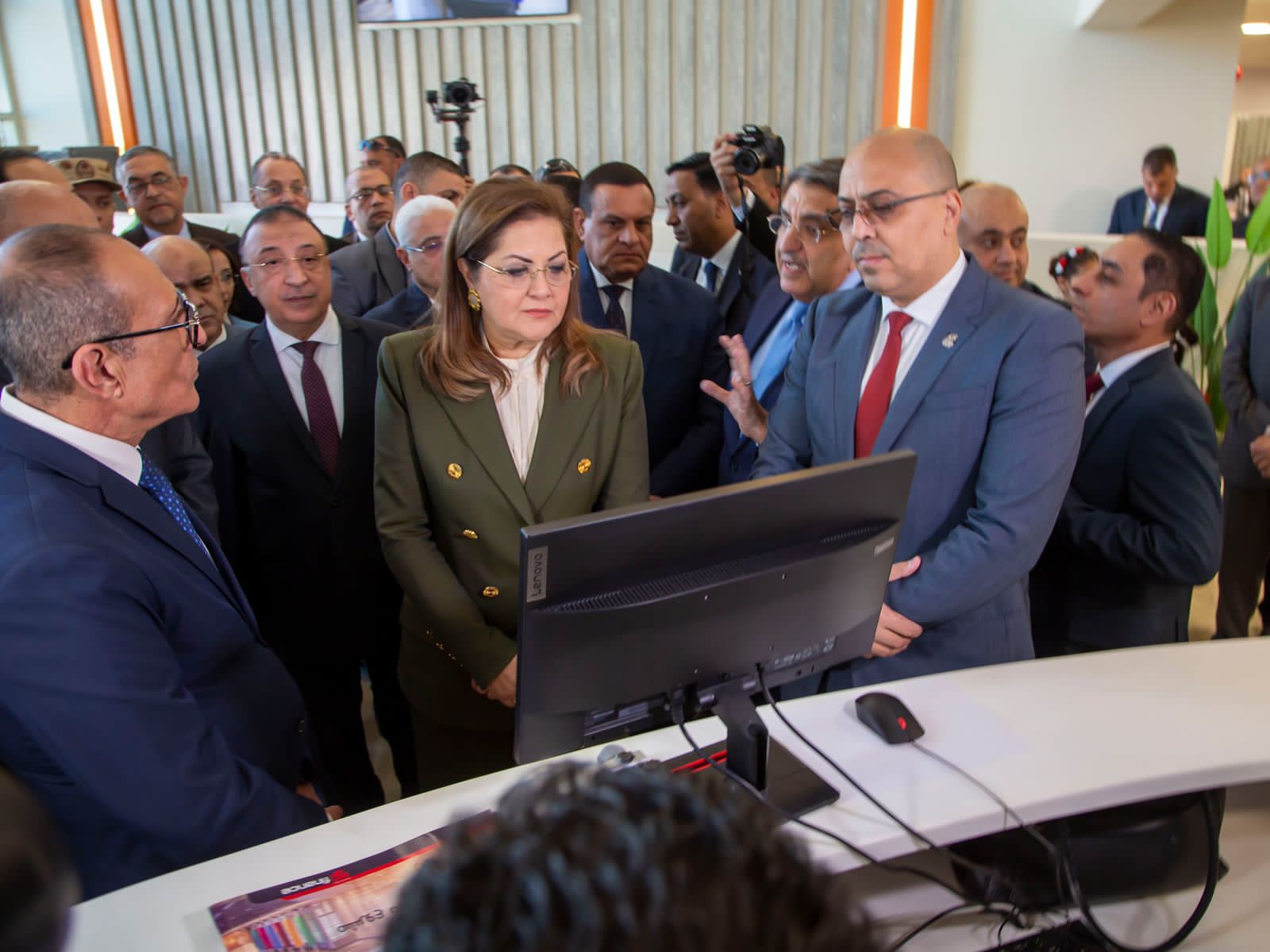وزراء التخطيط والتنمية المحلية خلال افتتاح مركز خدمات مصر في الاسكندرية