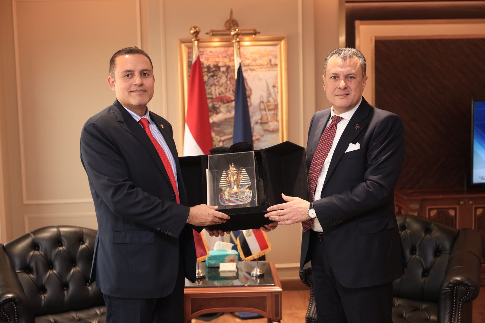 وزير السياحة خلال لقائه مع سفير قطر